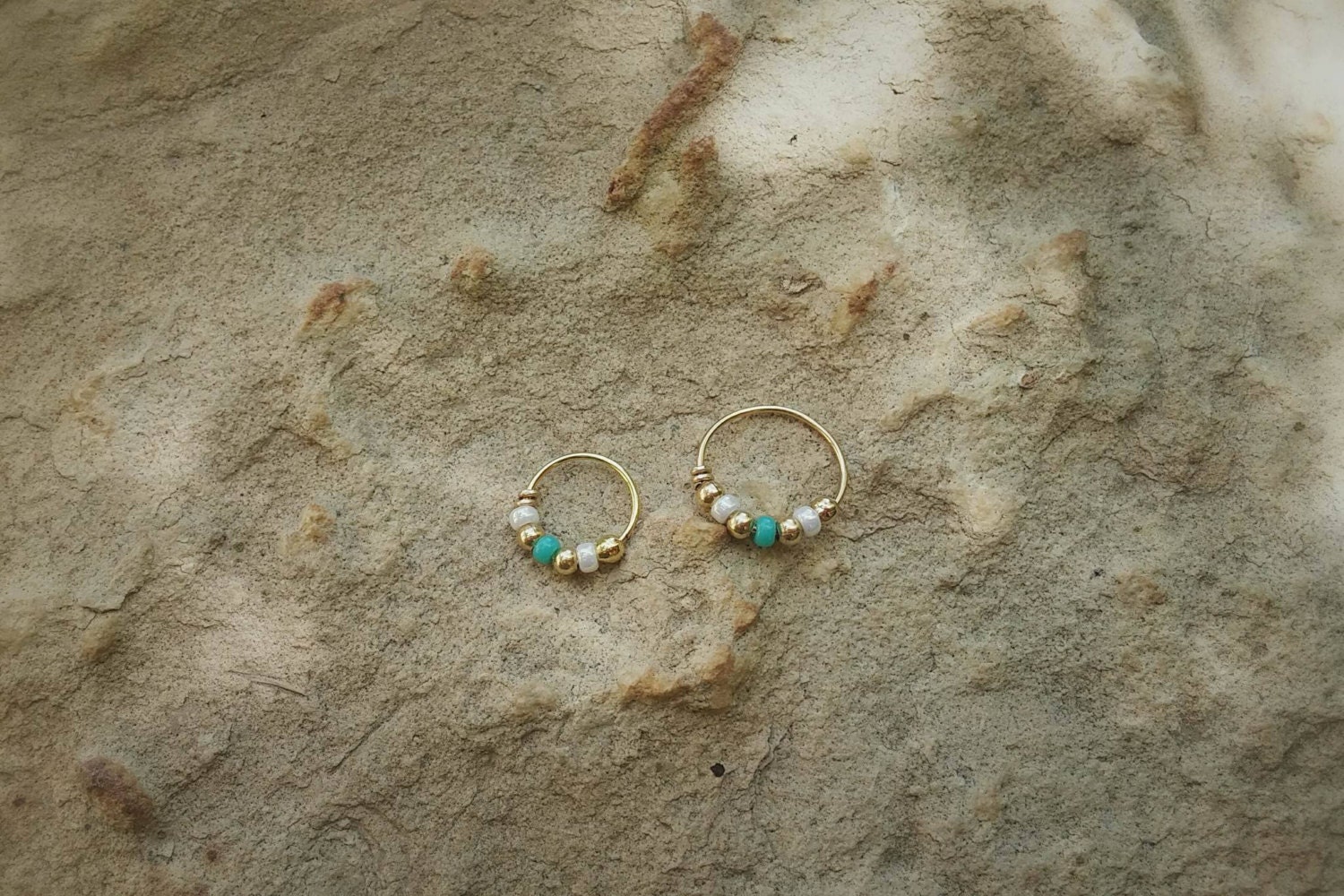 Handgemachte Gold Filled Sterling Silber Türkis & Weiß Perlen Ohrring, Hahn, Nasenring, Daith, Helix, Macht Ein Perfektes Abschluss Geschenk von AdiMiraroJewelry