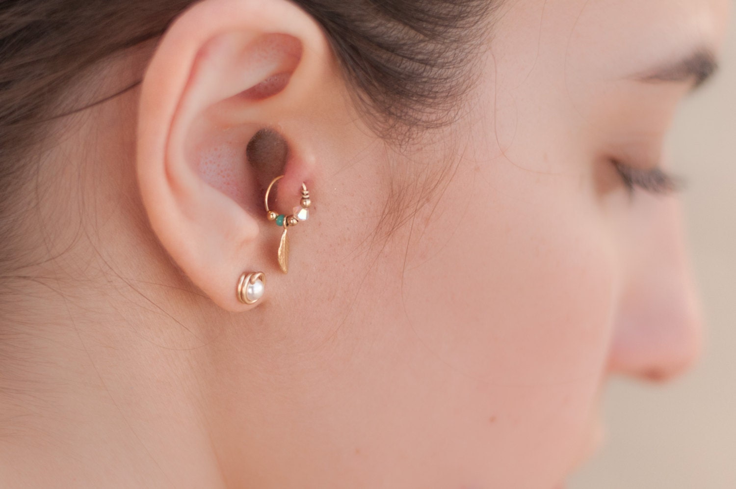 Handgemachter Blatt Anhänger, Klarer Swarovski Kristall & Türkis Perlen Piercing Ohrring, Nasenring, Daith, Helix, Ein Perfektes Abschluss Geschenk von AdiMiraroJewelry