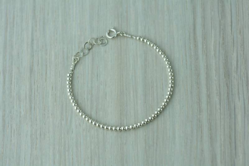 Minimal, 3 Mm, Sterling Silber Perlt, Stapelendes Armband, Das Zierliche Schmuckstück, Jedes Mädchen Gerne Als Abschlussgeschenk Erhalten Würde Minimal, 3 Mm, Sterling Silber Perlt, Stapelendes Armband, Das Zierliche Schmuckstück, Jedes Mädchen Gerne Als Abschlussgeschenk Erhalten Würde von AdiMiraroJewelry