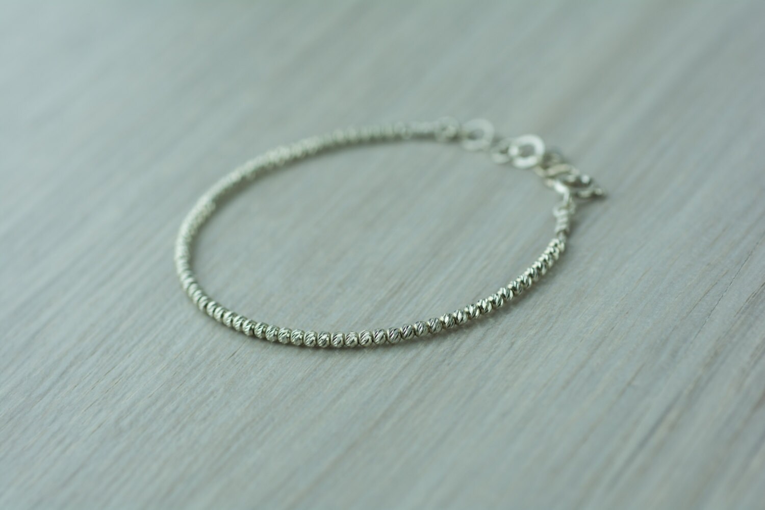Minimale Sterling Silber, 3 Mm Facettierte Perlen, Armband, Diese Zierliche Schönheit Ist Ein Zeitloses Schmuckstück, Das Perfekt Für Einen von AdiMiraroJewelry