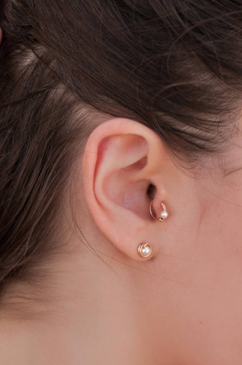 Perlen Knorpel Ohrring, Die Perfekte Brautjungfern Geschenkidee, Handmade Pearl Piercing, Tragus, Helix, Rook, Daith von AdiMiraroJewelry