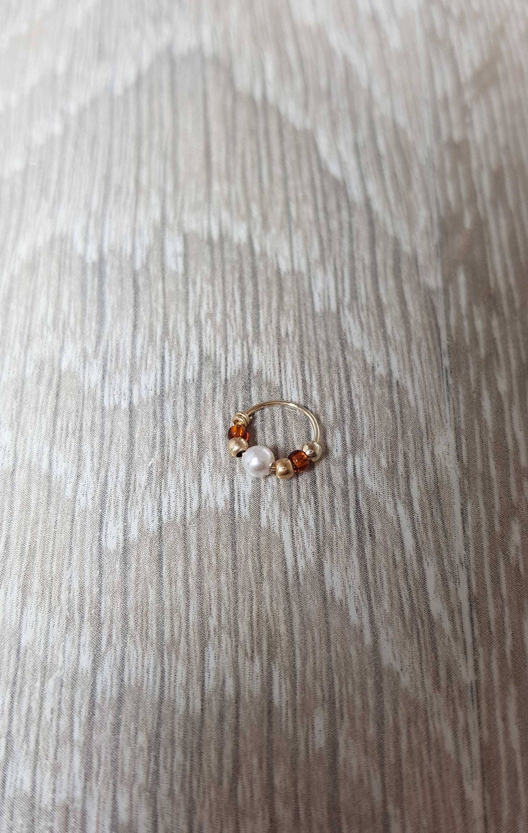 Perlen & Orange Tragus Piercing, Handgemacht Gold Filled/Silber, Nasenring, Helix, Daith, Rook, Ein Hauch Von Farbe Für Ihren Abschluss von AdiMiraroJewelry