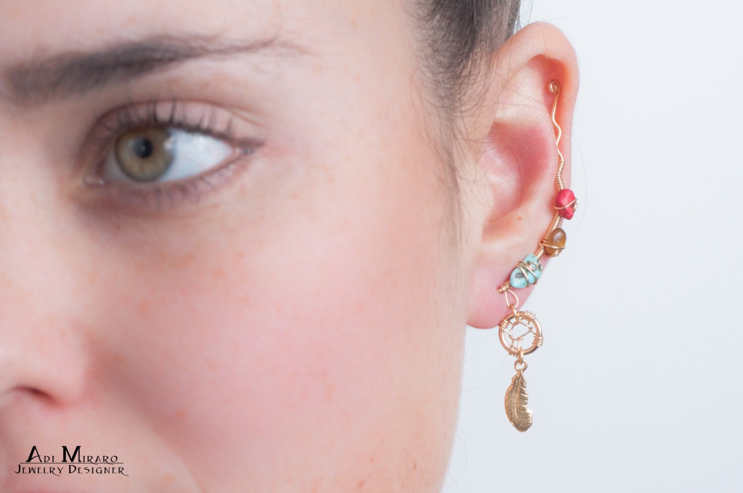 Rohe Türkis, Tiger Es Eye & Red Coral, Echter Edelstein, Traumfänger Und Federcharm-Anhänger, Klettererring, Erstaunlicher Graduiertenlook von AdiMiraroJewelry