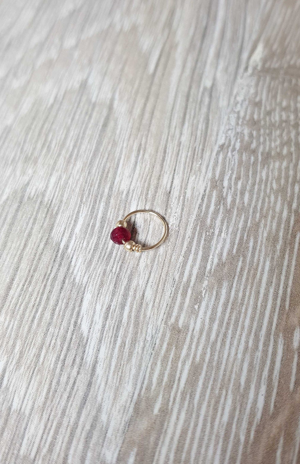 Ruby Beaded 14K Gold Filled Piercing, Nasenring, Helix, Hahn, Daith Knorpel Ohrring.der Hauch Von Farbe, Den Sie Für Ihren Abschluss Look Benötigen von AdiMiraroJewelry