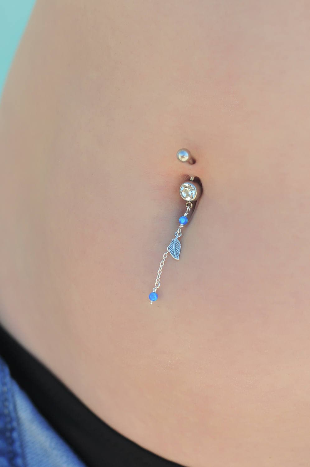 Silber Kleiner Blatt Charm & Blauer Opal Stein Bauchnabel Ring, Piercing, All You Need For The Perfect Graduation Gift Silber Kleiner Blatt Charm & Blauer Opal Stein Bauchnabel Ring, Piercing, All You Need For The Perfect Graduation Gift von AdiMiraroJewelry