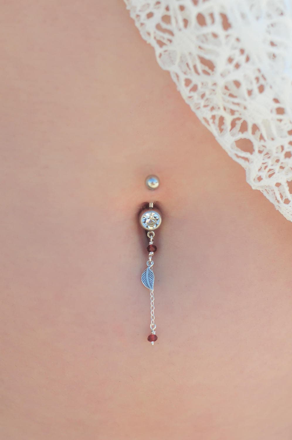 Silber Kleiner Blatt Charm & Rote Swarovski Perlen Bauchnabel Piercing, Ring, Der Hauch Von Farbe, Den Sie Für Ihren Sommerlook Benötigen von AdiMiraroJewelry