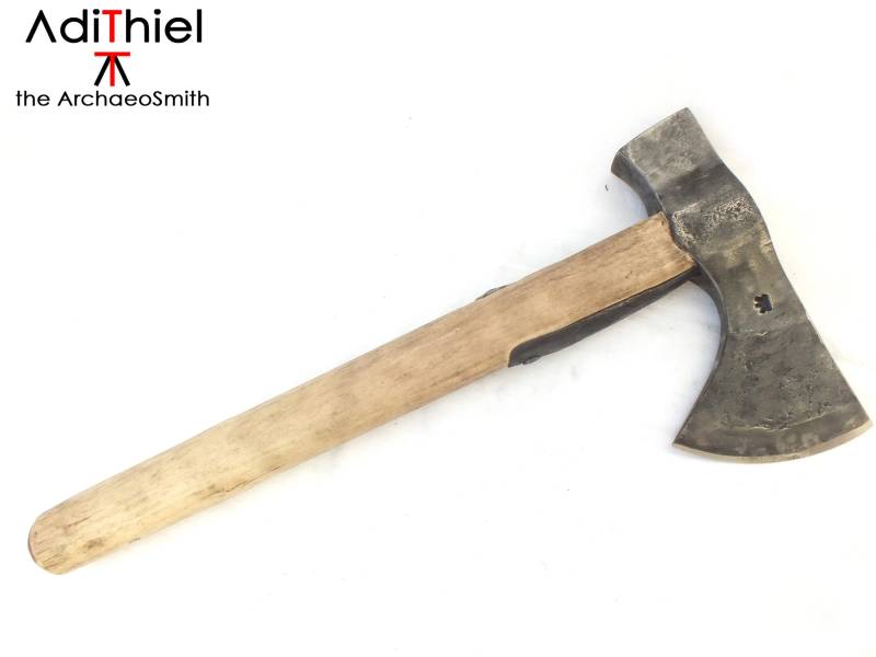 Bn_02A - Bushcraft Axt Mit Hartstahlschneide Und Handgeschnitztem Hartriegelgriff von AdiThiel