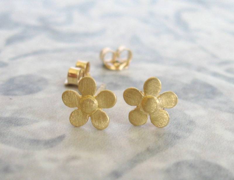 14K Solid Gold Blume Ohrstecker, Kleine Gebürstet Matt Ohrstecker von AdiYesod