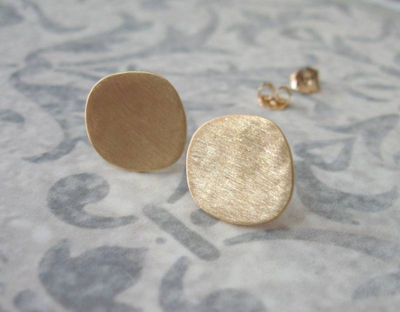 14K Solid Gold Quadrat Ohrstecker, Asymmetrisch Gebürstet Finish von AdiYesod