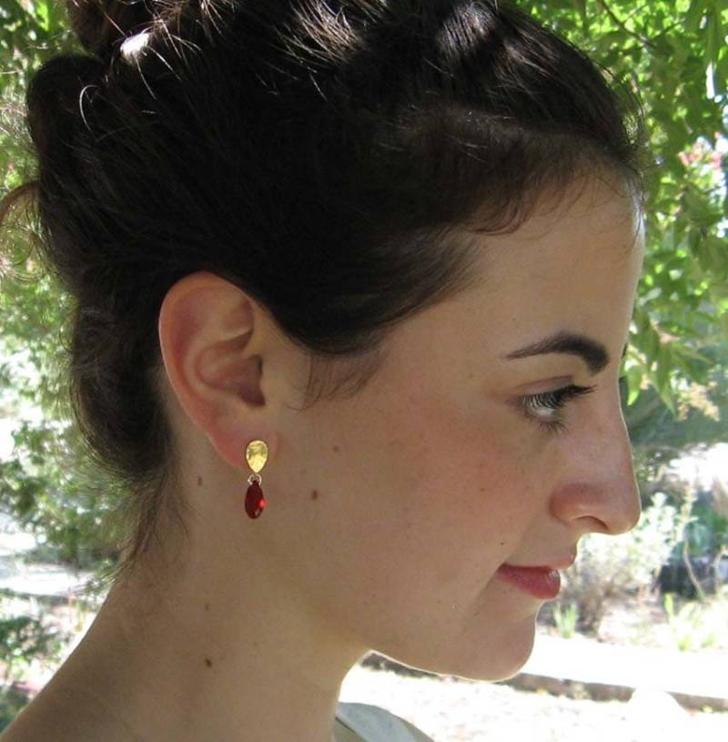 14K Solid Gold Teardrop Ohrstecker, Kristall Tropfen Baumeln Dunkelrote Swarovski Ohrstecker von AdiYesod