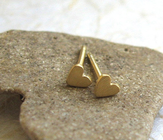 14K Solid Gold Winzige Herz Ohrstecker, Handgefertigt Von Adi Yesod von AdiYesod