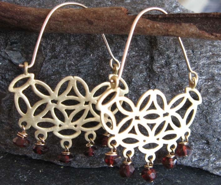 Gold Blumen Ohrringe Mit Granaten, Und Granat Edelstein Ohrringe, Handarbeit Von Adi Yesod von AdiYesod