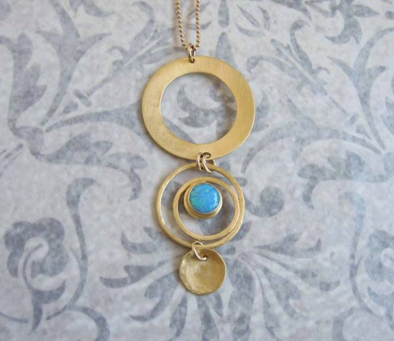 Gold Kreis Anhänger , Blauer Opal Edelstein Halskette Schmuck 14K Gold Filled Kette Handarbeit Von Adi Yesod von AdiYesod