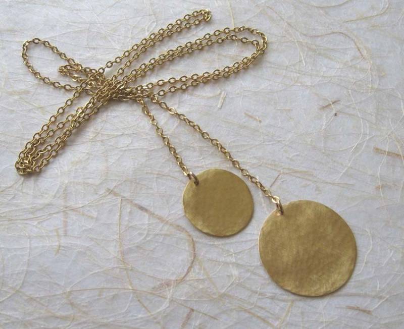 Gold Scheibe Lange Halskette , Goldscheibe Lariat Krawatte Gehämmert Kreise Handmade By Adi Yesod von AdiYesod