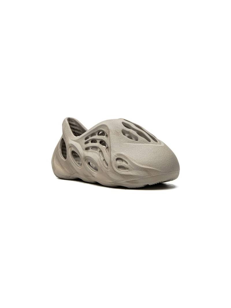 Adidas Yeezy Kids YEEZY Foam Runner Stone Sage Sneakers - Nude von Adidas Yeezy Kids