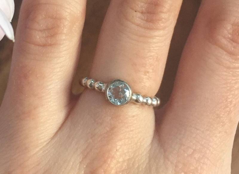 Blauer Topas Ring, Geburtsstein Dezember Geburtsstein, Bubble Band Stapelbarer Runder Massiver Silber Ring von AdinaStone