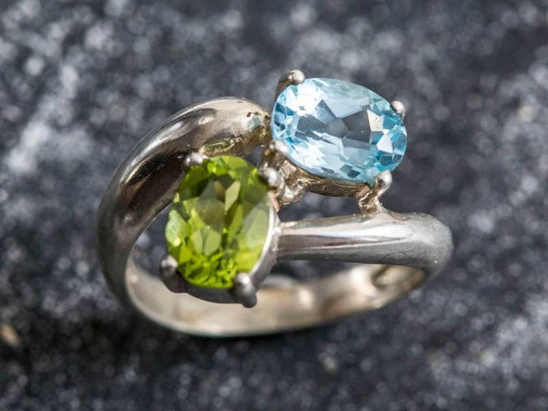 Blauer Topas Ring, Peridot Geburtsstein Natürlicher Blauer Topas, Peridot, Zwei-stein-Ring, August Geburtsstein, Massiver Silberring von AdinaStone