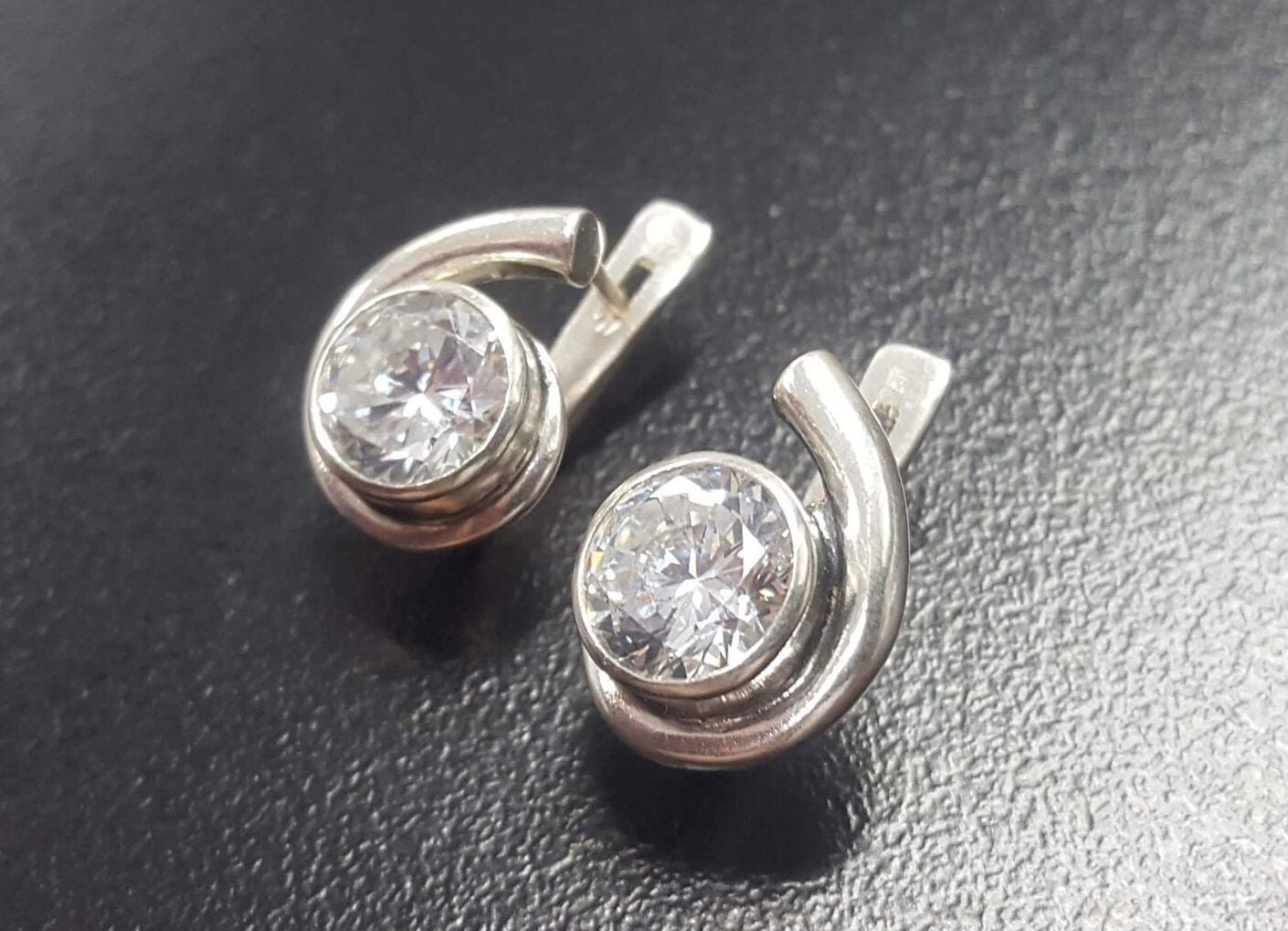 Diamant Ohrringe, Erstellt Diamant, Runde Funkelnde Teardrop Swirl 2 Karat Stein, Massivem Silber Ohrringe Diamant Ohrringe, Erstellt Diamant, Runde Funkelnde Teardrop Swirl 2 Karat Stein, Massivem Silber Ohrringe von AdinaStone