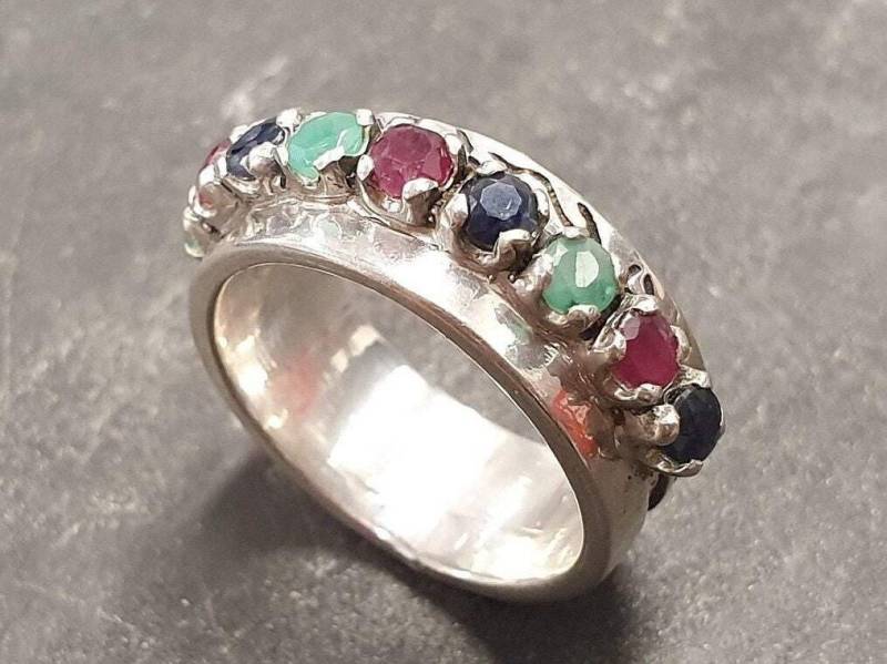 Halb Eternity Band, Smaragd Ring, Saphir Rubin Breit Bandring, Multistone Vintage Massivem Silber Ring von AdinaStone