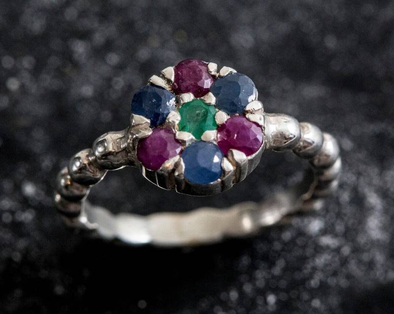 Multistone Ring, Smaragd Saphir Rubin Blumen Silber Vintage Einzigartiges Design von AdinaStone