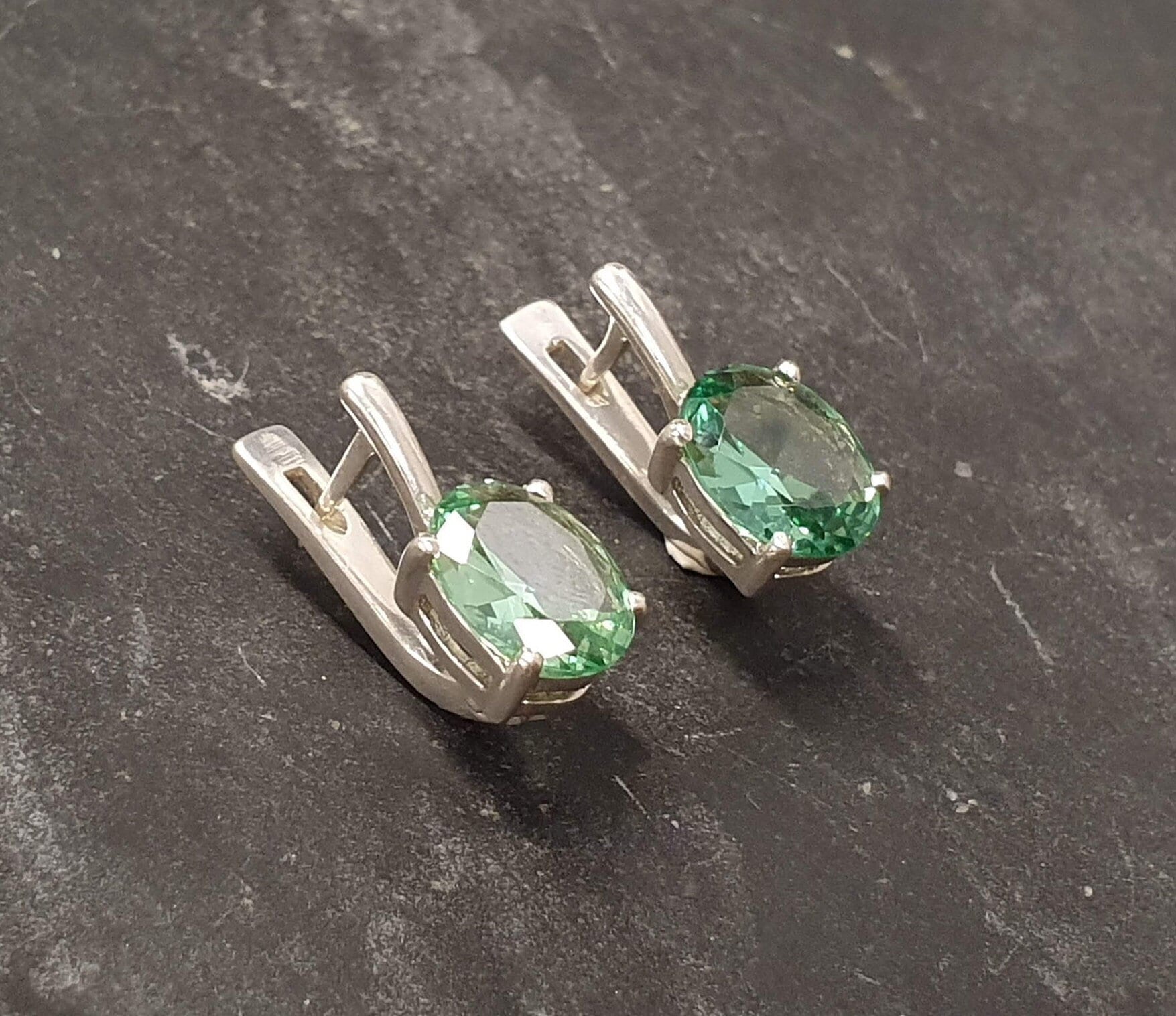 Smaragd Ohrringe, Erstellt Smaragd, Zierliche Vintage Ohrstecker, Minzgrün Grüne Diamant Silber Ohrringe von AdinaStone