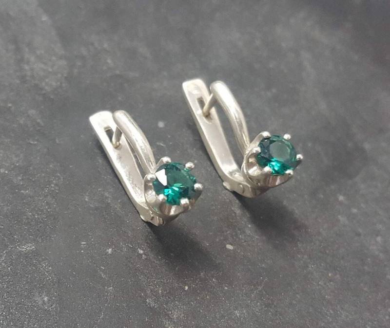 Smaragd Ohrringe, Kreierte Smaragd, Grüne Edelstein Solitär Zierliche Silber Einzigartige Vintage Ohrringe von AdinaStone