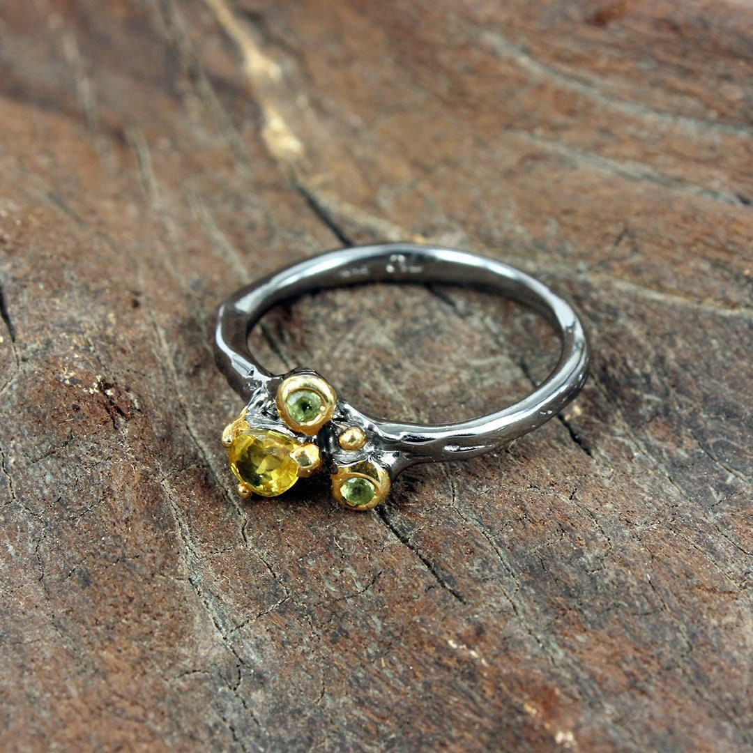 stapelbare Birthstone Ringe, Peridot Hochzeit Ohrringe, Brautjungfer Geschenke, Geschenke Für Sie, Vergoldete Ruthenium Schmuck von AdioreJewels