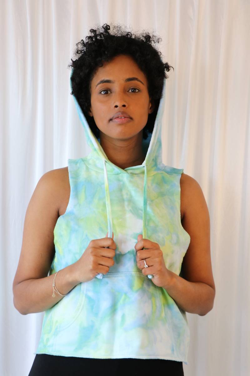 Handgefärbter Ärmelloser Racerback Hoodie Blau Gelb Grün Handgefärbter Ärmelloser Racerback Hoodie Blau Gelb Grün von HandDyedbyFF