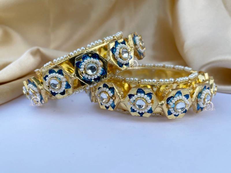 Kundan Traditionelle Armreifen Mit Hochwertigen Steinen von AdityamJewels
