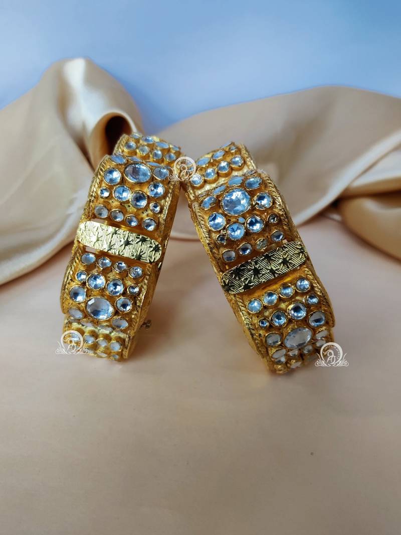 Kundan Traditionelle Armreifen Mit Hochwertigen Steinen von AdityamJewels