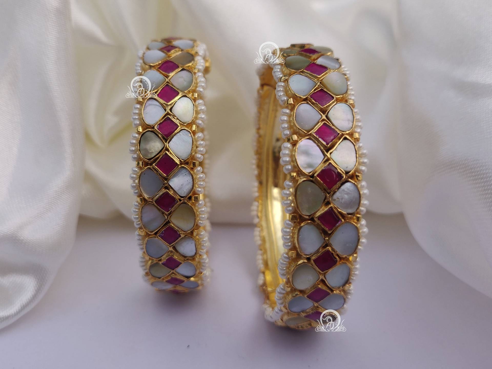 Kundan Traditionelle Perlmutt Armreifen Kundan Traditionelle Perlmutt Armreifen von AdityamJewels