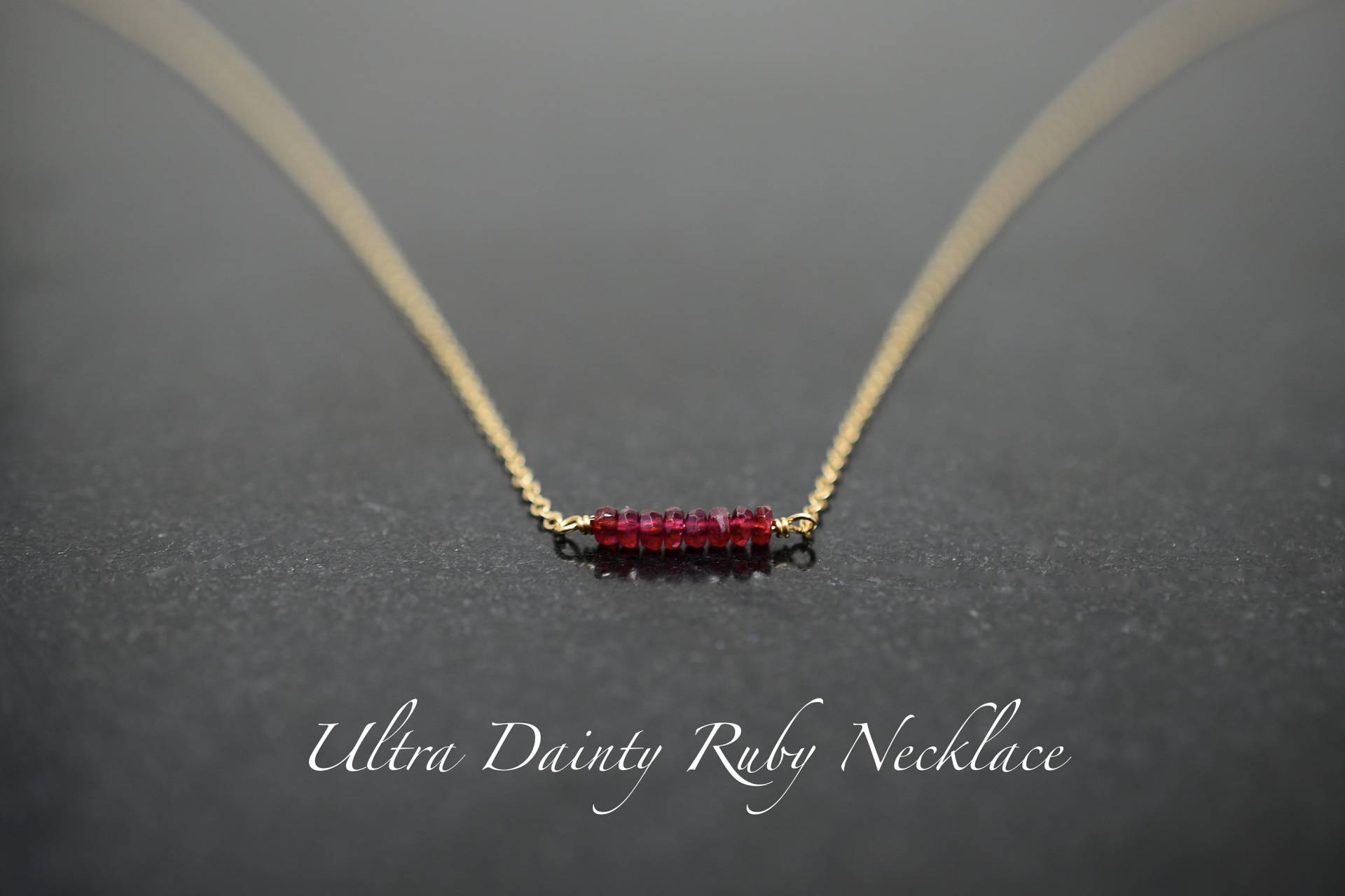 14K Massivgold Rubin Bar Halskette Zierlicher Juli Geburtsstein, Longido von AdmantaeDesigns