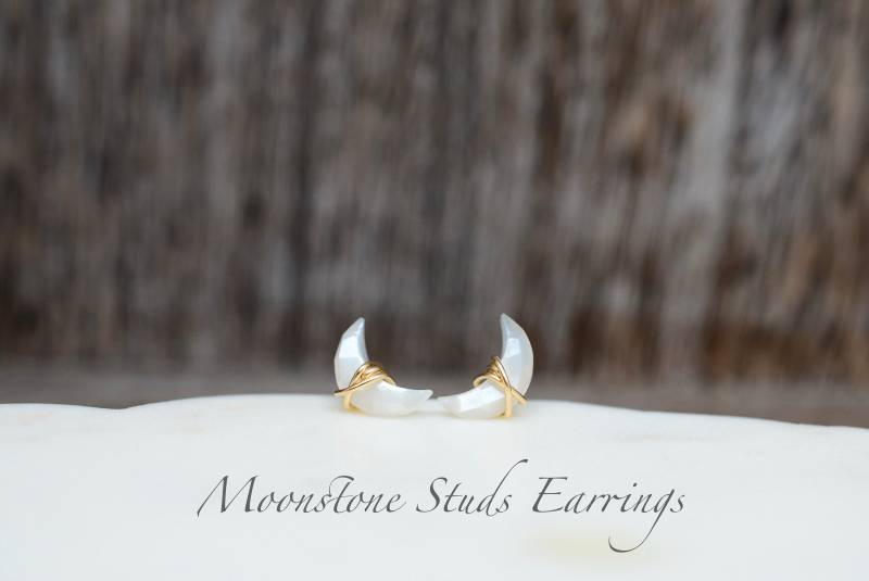 Halbmond Mondstein Ohrstecker Draht Gewickelt Ohrringe, Juni Geburtsstein von AdmantaeDesigns