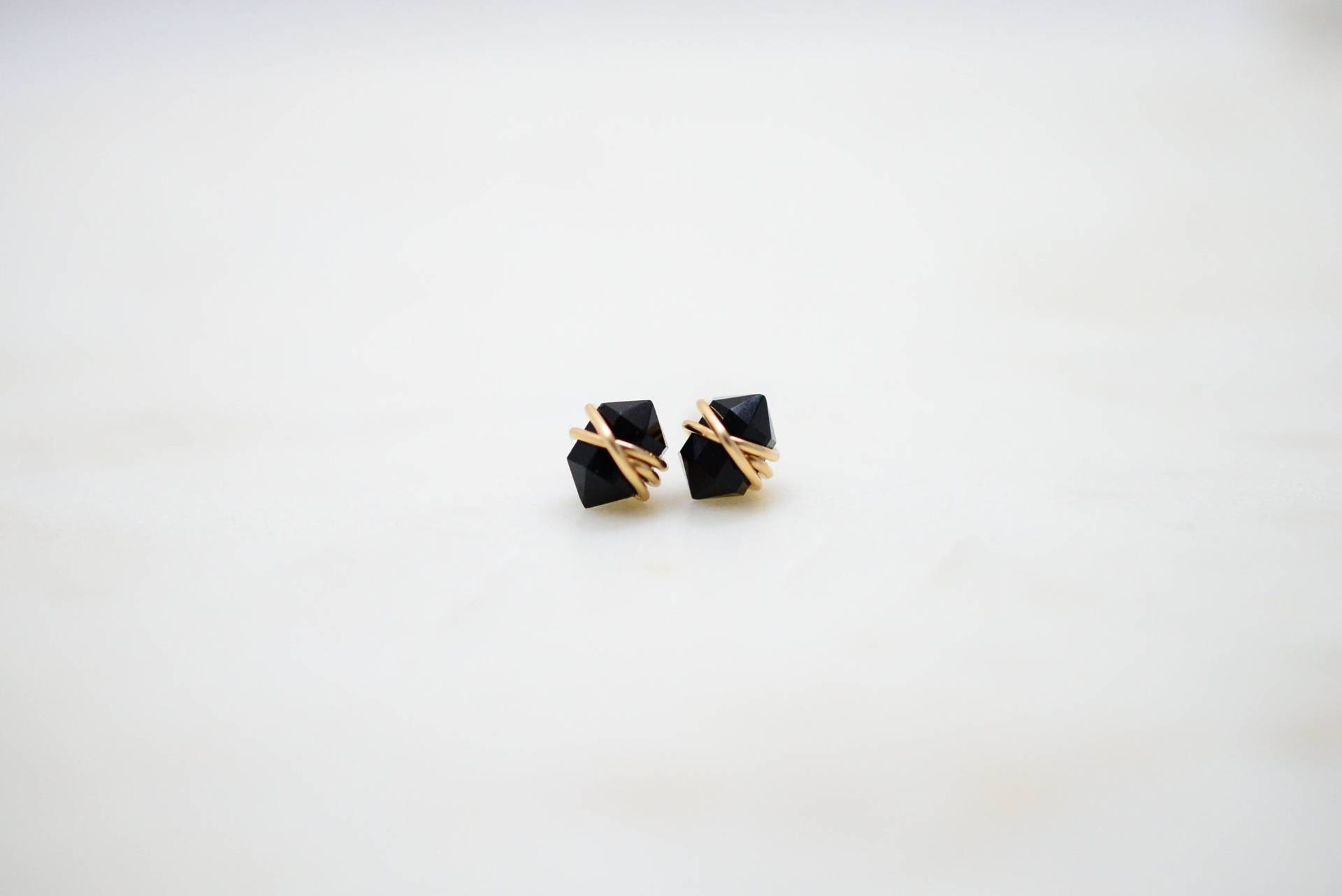 Zierliche, Schwarze Onyx Ohrstecker, Sterling Silber, Gold Filled von AdmantaeDesigns