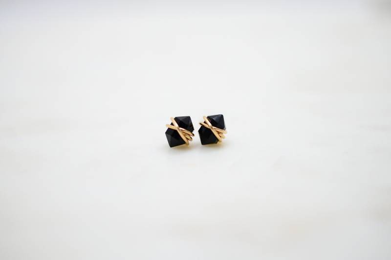 Zierliche, Schwarze Onyx Ohrstecker, Sterling Silber, Gold Filled von AdmantaeDesigns