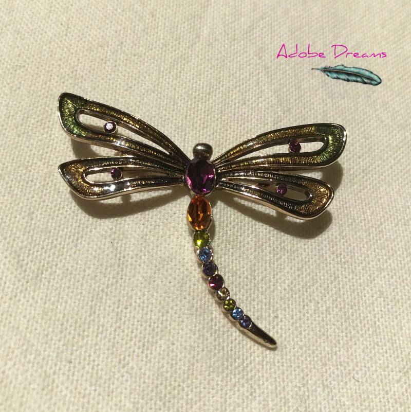 Vintage Libellen-Brosche Von Monet, Die Flügel Sind in Hombre-Farben Emailliert Und Der Körper Besteht Aus Strasssteinen Verschiedenen Farben von AdobeDreams