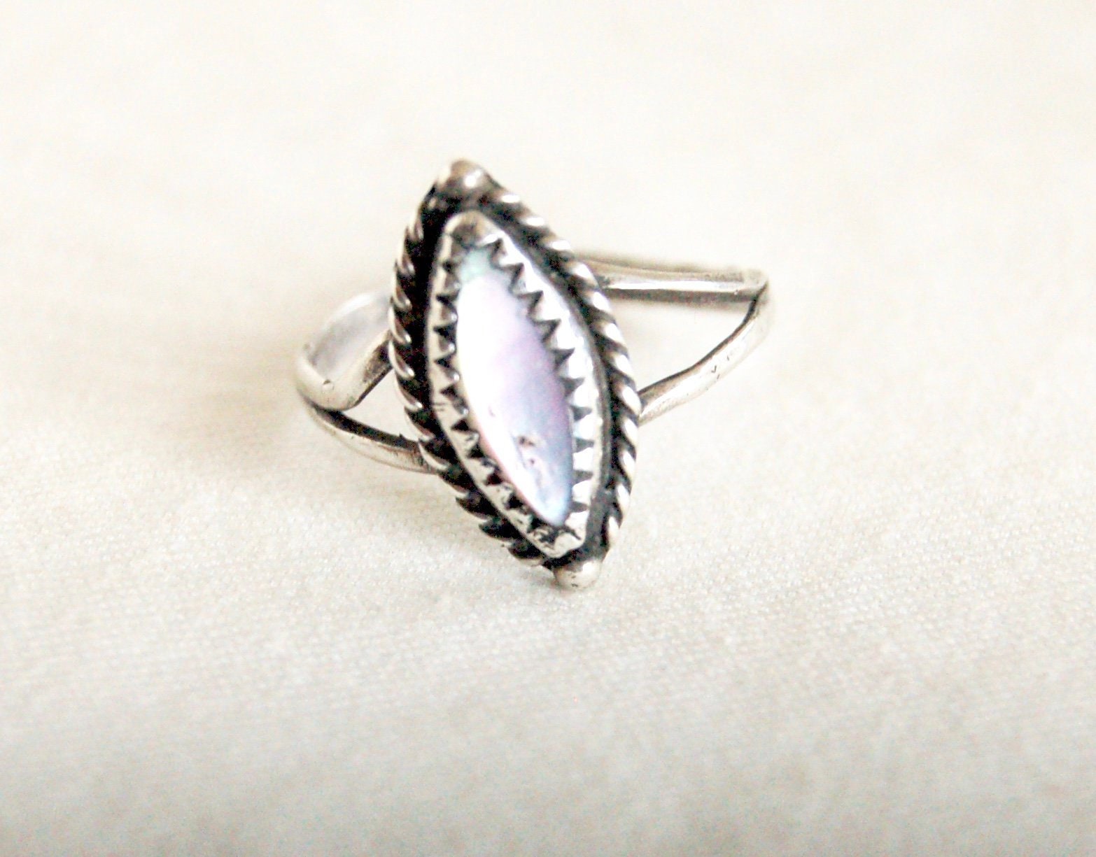 Perlmuttring Größe 7 Vintage Weißer Marquise Boho Diamant Zierlicher Bandring Perlmuttring Größe 7 Vintage Weißer Marquise Boho Diamant Zierlicher Bandring von AdobeHouseVintage