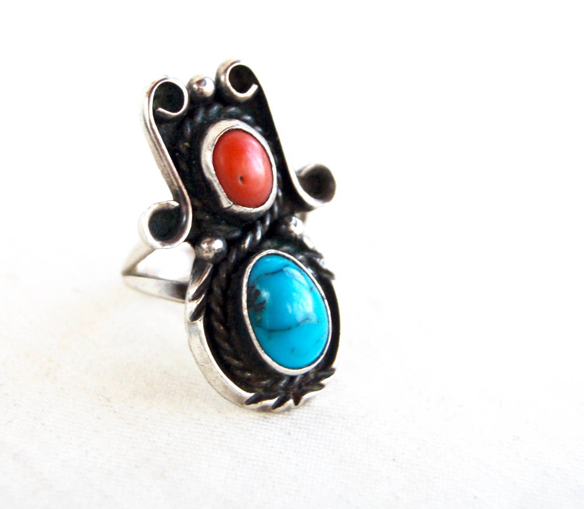 Roter Koralle Türkis Ring Größe 6 Vintage Sterling Silber Southwest Boho Cowgirl Schmuck Seil Lünette Long Knuckle Roter Koralle Türkis Ring Größe 6 Vintage Sterling Silber Southwest Boho Cowgirl Schmuck Seil Lünette Long Knuckle von AdobeHouseVintage