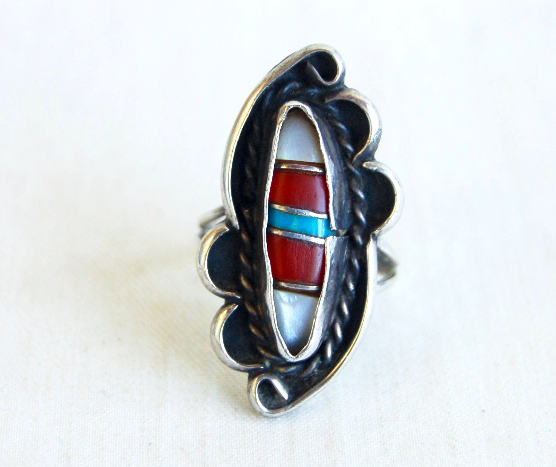 Southwestern Statement Ring Größe 6 Vintage Sterling Silber Türkis Perlmutt Western Boho Schmuck Southwestern Statement Ring Größe 6 Vintage Sterling Silber Türkis Perlmutt Western Boho Schmuck von AdobeHouseVintage
