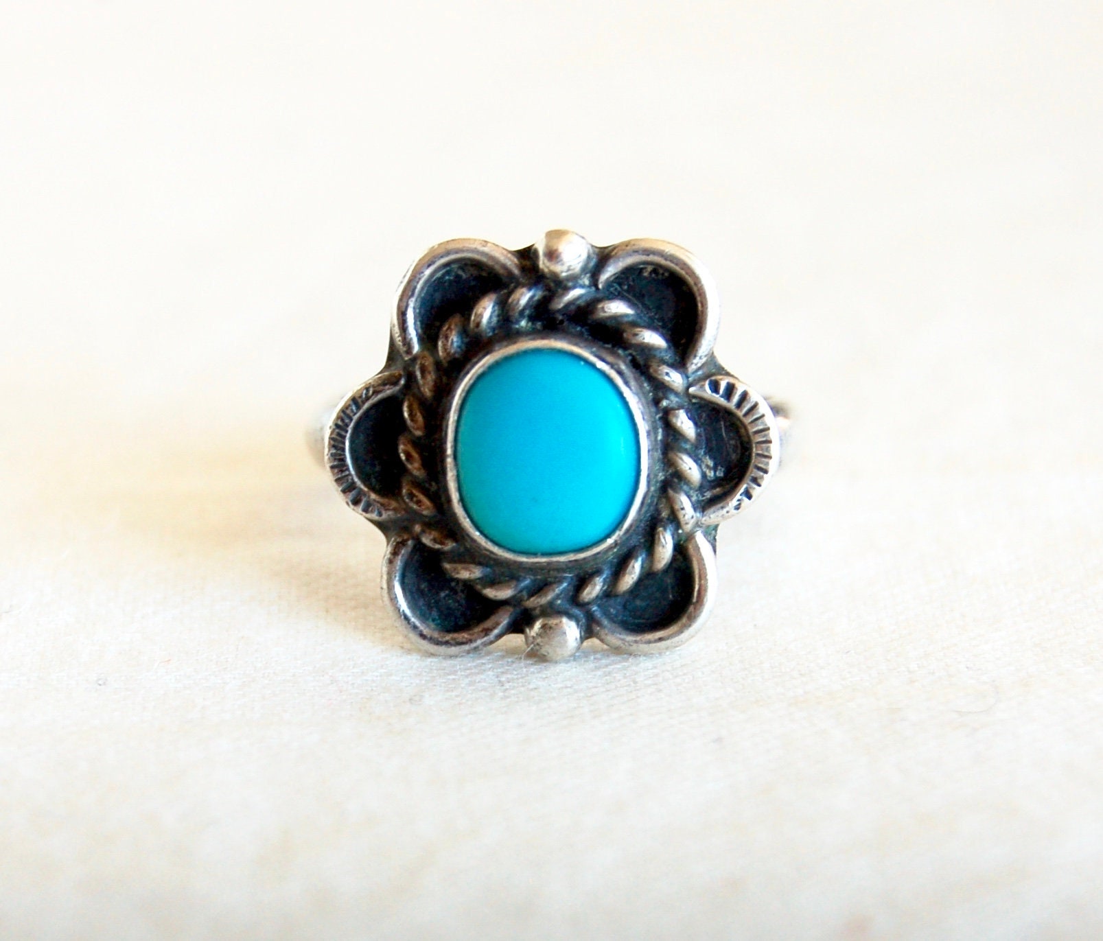 Türkiser Handelsposten Ring Größe 5.75 Vintage Sterling Silber Blau Stein Blume Southwest Boho Schmuck Türkiser Handelsposten Ring Größe 5.75 Vintage Sterling Silber Blau Stein Blume Southwest Boho Schmuck von AdobeHouseVintage