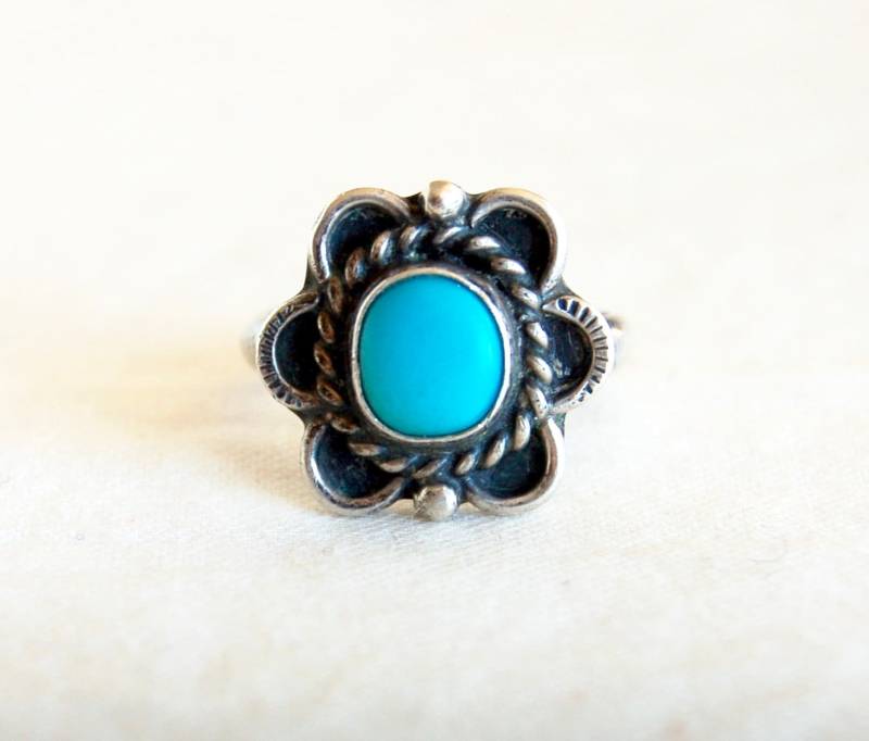 Türkiser Handelsposten Ring Größe 5.75 Vintage Sterling Silber Blau Stein Blume Southwest Boho Schmuck Türkiser Handelsposten Ring Größe 5.75 Vintage Sterling Silber Blau Stein Blume Southwest Boho Schmuck von AdobeHouseVintage