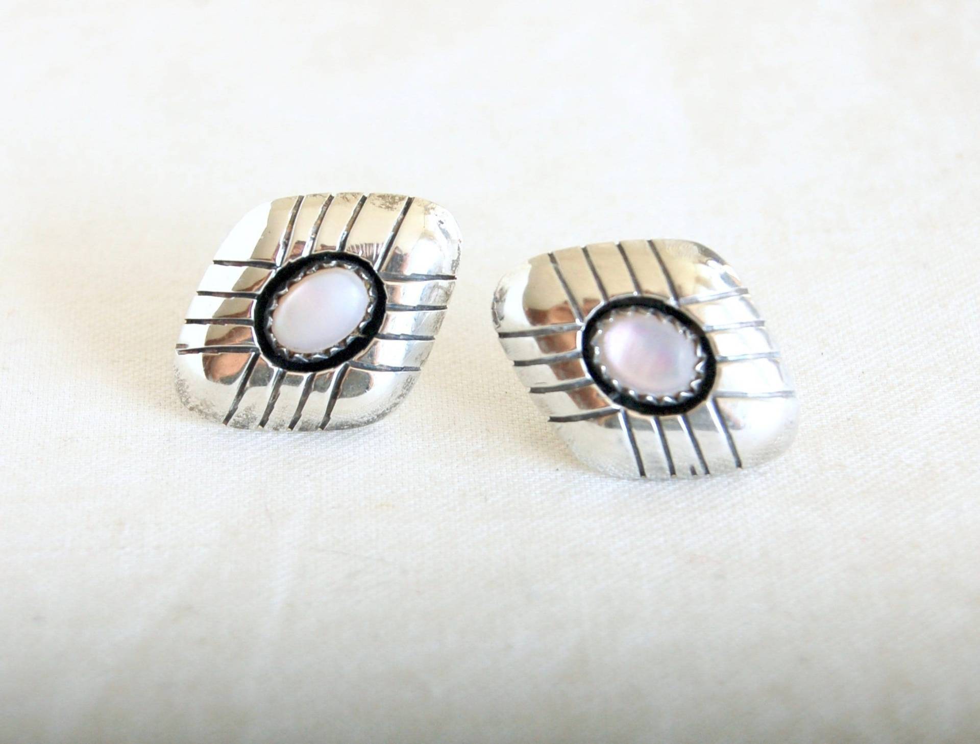 Vintage Southwest Perlmutt Ohrringe Sterling Silber Grid Diamant Beiträge Vintage Southwest Perlmutt Ohrringe Sterling Silber Grid Diamant Beiträge von AdobeHouseVintage