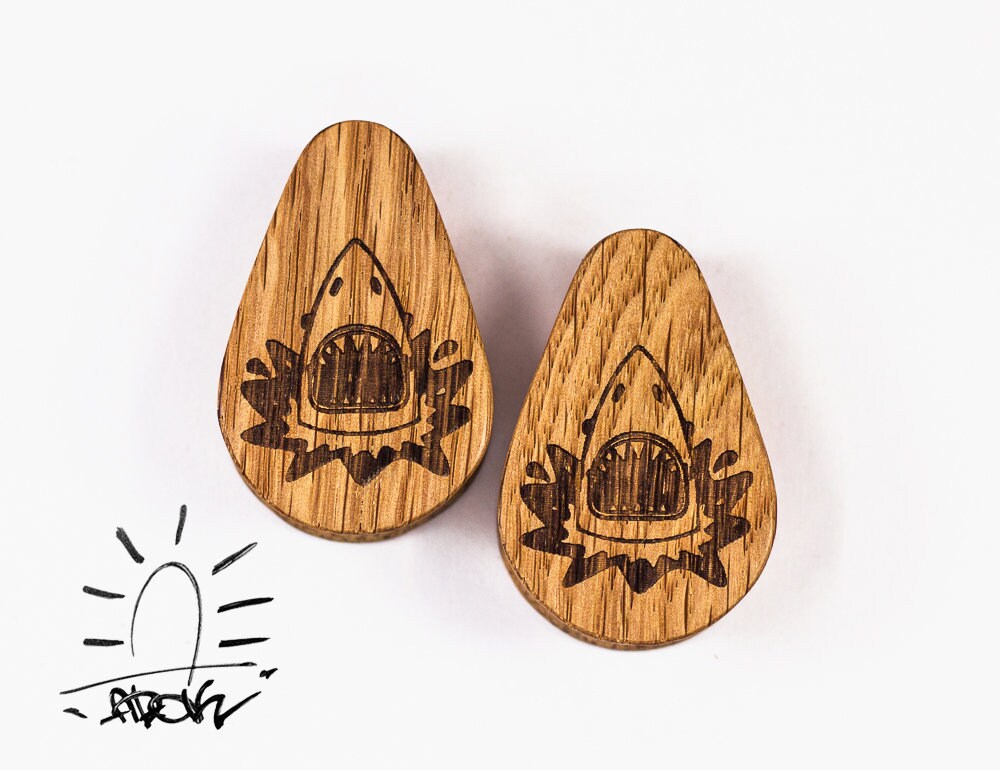 Handgefertigte Teardrop Eiche Ohr Plugs Gravierte Jaws Design Holzuhren Handgefertigte Teardrop Eiche Ohr Plugs Gravierte Jaws Design Holzuhren von Adokcompany