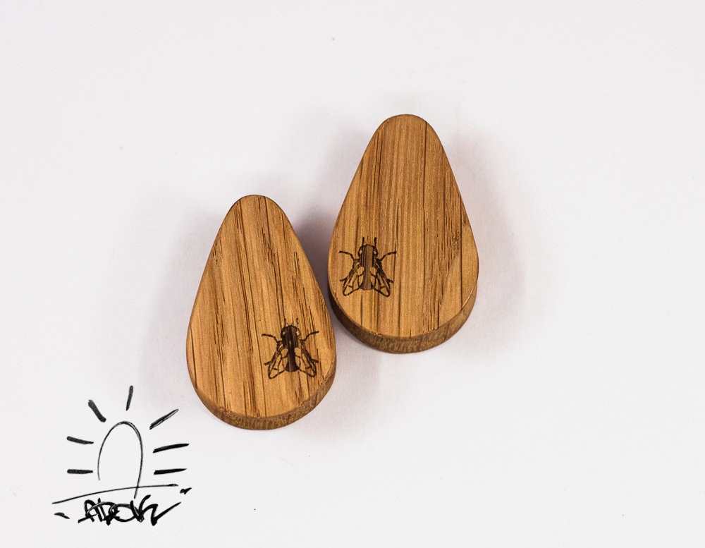 Tropfenförmige Eichen Holz Ohr Plugs Mit Fliegen Gravur Tropfenförmige Eichen Holz Ohr Plugs Mit Fliegen Gravur von Adokcompany