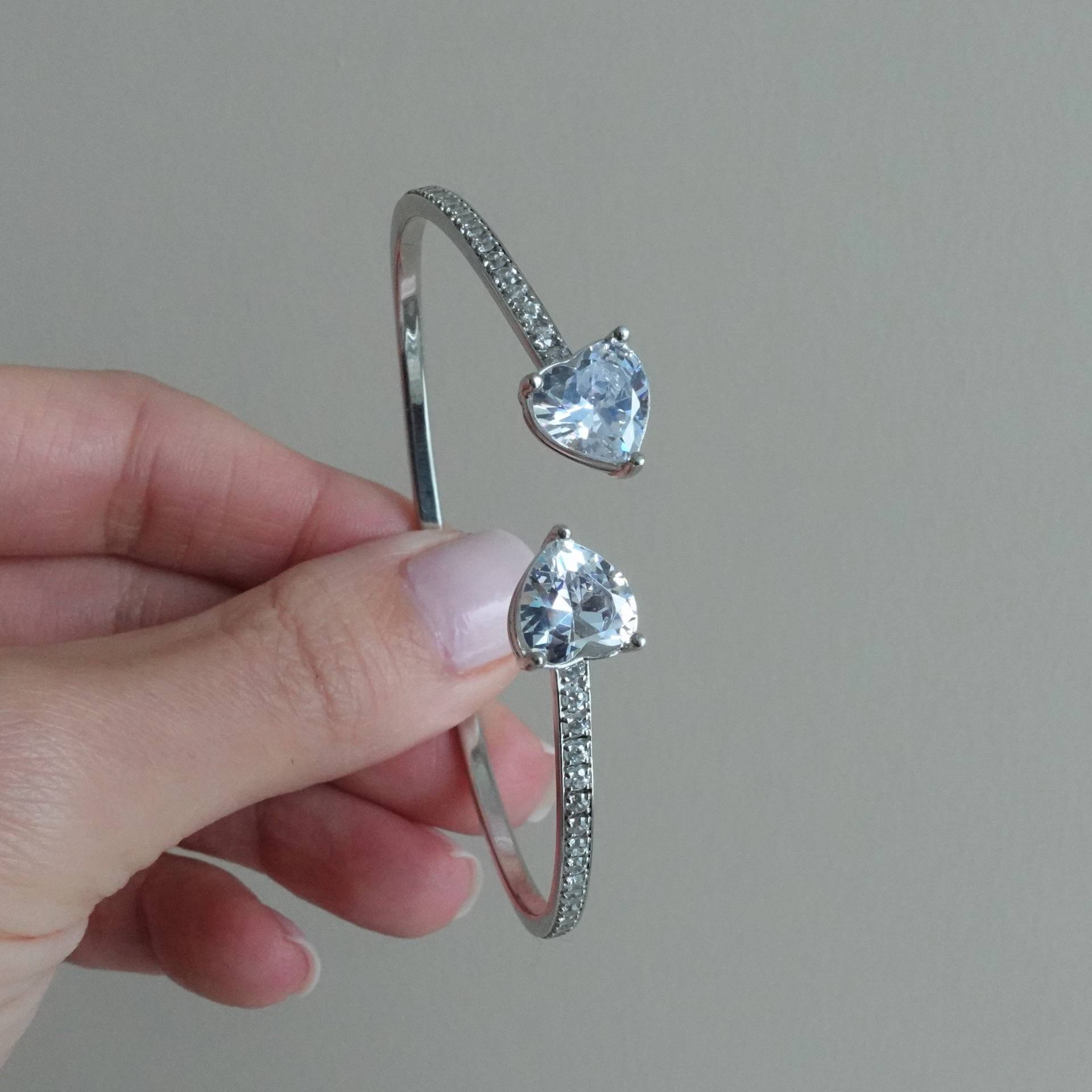 Zierliche Offene Manschettenarmband Herzstein Armband Diamant Herz 925Er Sterling Silber Stecknadel Armreif von AdoniaJewels