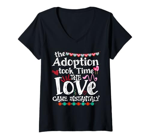 Damen Die Adoption brauchte Zeit Die Liebe kam sofort Adoptionstag T-Shirt mit V-Ausschnitt von Adoption Day Adoptive Parents Funny Gotcha Day