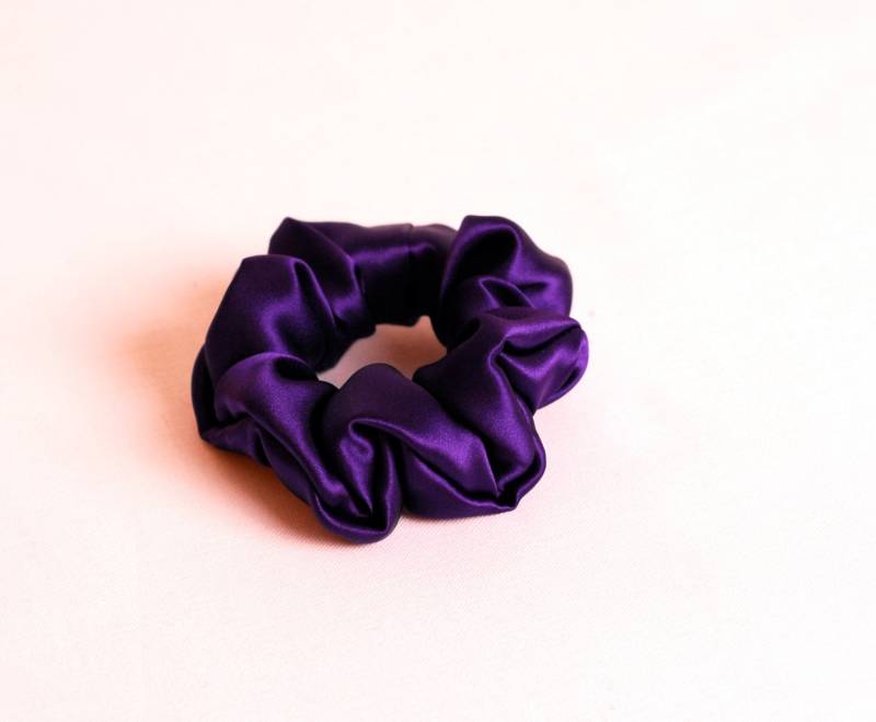 Haarscrunchie Aus Reiner Seide, Dunkellila Charmeuse, Klein, Regular Und Groß von AdorabellaBaby