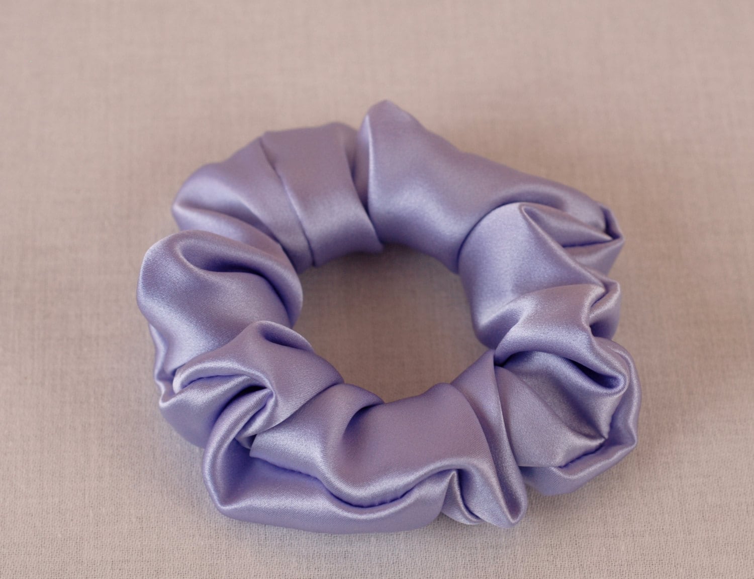 Haarscrunchie Aus Reiner Seide, Flieder Charmeuse, Klein, Regular Und Groß Haarscrunchie Aus Reiner Seide, Flieder Charmeuse, Klein, Regular Und Groß von AdorabellaBaby