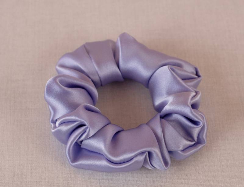 Haarscrunchie Aus Reiner Seide, Flieder Charmeuse, Klein, Regular Und Groß Haarscrunchie Aus Reiner Seide, Flieder Charmeuse, Klein, Regular Und Groß von AdorabellaBaby