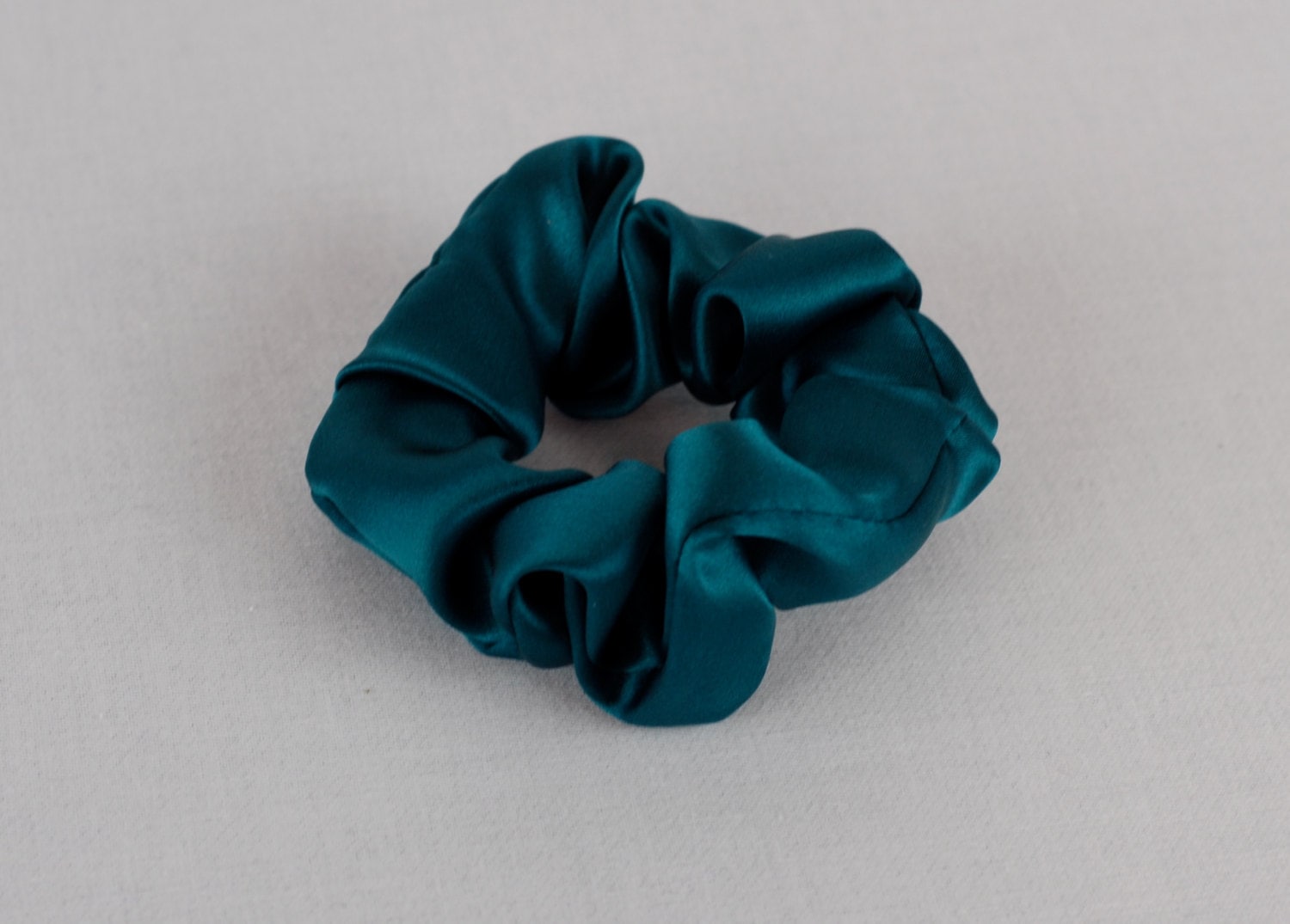 Haarscrunchie Aus Reiner Seide, Pfauenblau, Klein, Regular Und Groß Haarscrunchie Aus Reiner Seide, Pfauenblau, Klein, Regular Und Groß von AdorabellaBaby